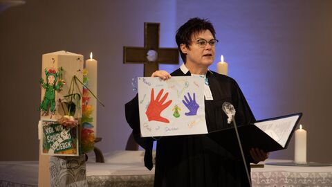 Pfarrerin Britta Holk bei Gedenkfeier, Volkmarsen