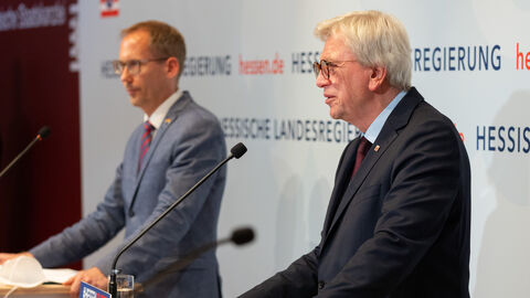 Ministerpräsident Bouffier und Sozialminister Klose bei einer Pressekonferenz