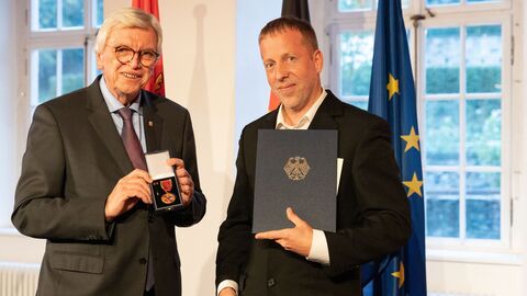 Auszeichnungen zu "75 Jahre Hessen"