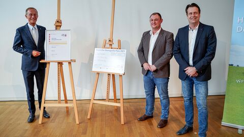 Staatsminister Axel Wintermeyer (links) ehrt Guido Thoma (rechts) und Gregor Kuwal von der „BARock-AG“.