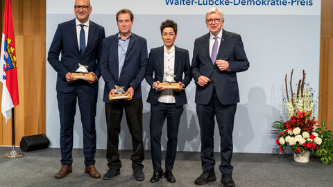 Ministerpräsident Volker Bouffier hat Dunja Hayali, das Mobile Beratungsteam gegen Rechtsextremismus und Rassismus – für demokratische Kultur in Hessen e.V. (auf dem Foto vertreten von Christopher Vogel) und Robert Erkan mit dem Walter-Lübcke-Demokratie-Preis geehrt.