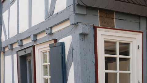 Detailansicht der Fassade des alten Fachwerkhauses in der Marburger Kappesgasse 6.