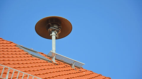 Sirene auf einem Dach