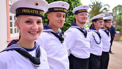 Nach rund zwölf Jahren legt der dienstälteste Regierungschef, Ministerpräsident Volker Bouffier, morgen im Hessischen Landtag sein Amt nieder. Heute Abend wurde er mit einer feierlichen Serenade im Wiesbadener Schloss Biebrich verabschiedet. Unter den Gästen waren viele politische Weggefährten und Freunde des Ministerpräsidenten sowie Vertreter der Kirchen, der Medien, aus der Wirtschaft, dem Sport und der Gesellschaft.