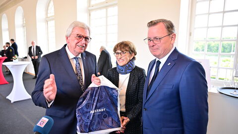 Nach rund zwölf Jahren legt der dienstälteste Regierungschef, Ministerpräsident Volker Bouffier, morgen im Hessischen Landtag sein Amt nieder. Heute Abend wurde er mit einer feierlichen Serenade im Wiesbadener Schloss Biebrich verabschiedet. Unter den Gästen waren viele politische Weggefährten und Freunde des Ministerpräsidenten sowie Vertreter der Kirchen, der Medien, aus der Wirtschaft, dem Sport und der Gesellschaft.