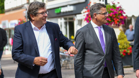 Ministerpräsident Boris Rhein und Bürgermeister Klaus Friedrich auf einem Rundgang durch die Altstadt in Korbach