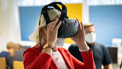 Virtual Reality im Forschungszentrum Nordhessen Digitalministerin mit eienr VR-Brille
