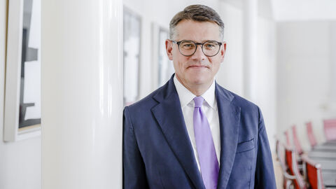 Porträtaufnahme von Ministerpräsident Boris Rhein im Kabinettsaal in der Hessischen Staatskanzlei