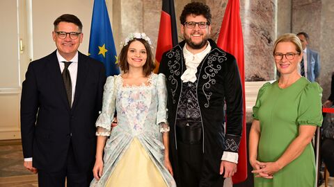 Ministerpräsident Boris Rhein mit seiner Frau Tanja Raab-Rhein und das Eltviller Rosenpaar Julia und Valentin; Julia Schmitt und Valentin Schmitt. 