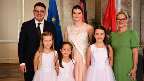 Ministerpräsident Boris Rhein mit seiner Frau Tanja Raab-Rhein und der Blütenkönigin Mathilda I. mit den Blütenkindern Ella, Emma und Hannah; Mathilda Willitsch, Ella Déal, Emma Mangels und Hannah Blecher.