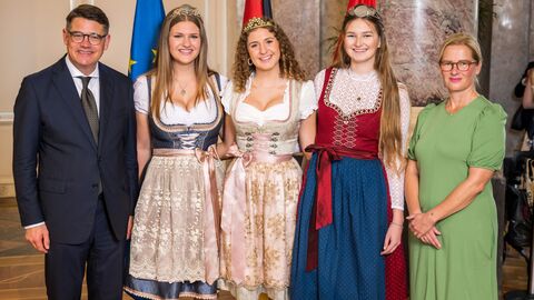 Ministerpräsident Boris Rhein mit seiner Frau Tanja Raab-Rhein und die Rüdesheimer Weinprinzessinnen Mia Lotta, Maxi und Isabelle; Mia Lotta Meurer, Maxi Dries und Isabelle Reuter. 