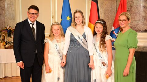 Ministerpräsident Boris Rhein mit seiner Frau Tanja Raab-Rhein und die Höchster Apfelblütenkönigin Johanna I. mit den Prinzessinnen Elena und Sophia; Johanna Glenz, Elena Schwarz und Sophia Wolf. 