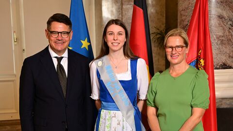 Ministerpräsident Boris Rhein mit seiner Frau Tanja Raab-Rhein und die Müllerin von Ursella Nele I.;  Nele Marina Gerber. 