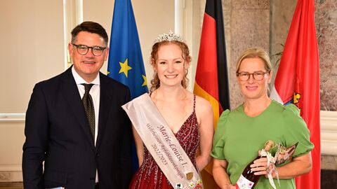 Ministerpräsident Boris Rhein mit seiner Frau Tanja Raab-Rhein und die Wehrheimer Apfelblütenkönigin Marie-Louise I.; Marie-Louise Ziemens. 