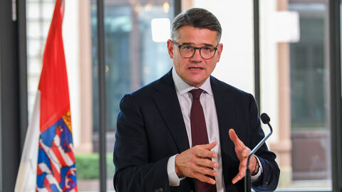 Ministerpräsident Boris Rhein bei seinem Pressestatement zum Bund-Länder-Treffen vom 4. Oktober