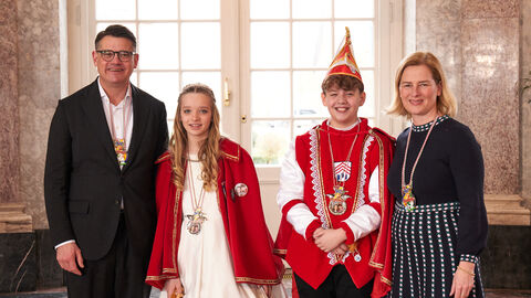 Ministerpräsident Boris Rhein und seine Frau Tanja Raab-Rhein empfangen im Schloss Biebrich in Wiesbaden hessische Fastnachtsvereine