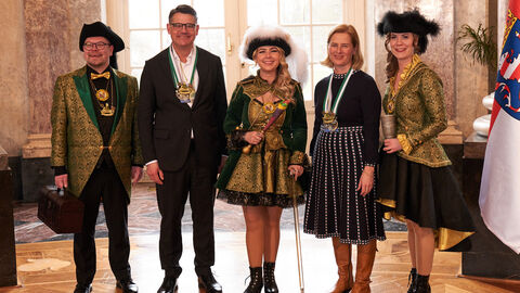 Ministerpräsident Boris Rhein und seine Frau Tanja Raab-Rhein empfangen im Schloss Biebrich in Wiesbaden hessische Fastnachtsvereine