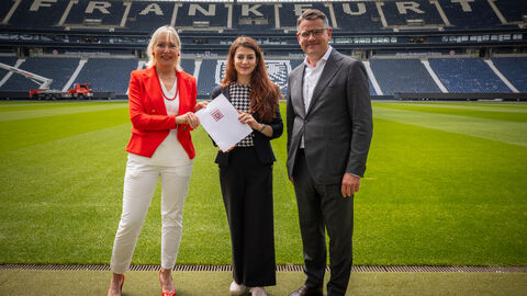 Von links nach rechts: Digitalministerin Prof. Dr. Kristina Sinemus, Eileen O´Sullivan, Dezernentin für Digitalisierung der Stadt Frankfurt, sowie Ministerpräsident Boris Rhein im Deutsche Bank Park in Frankfurt am Main