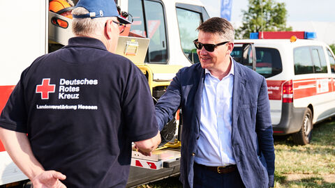 Ministerpräsident Boris Rhein zu Besuch auf dem Platz der Hilfsorganisationen auf dem Hessentag 2023