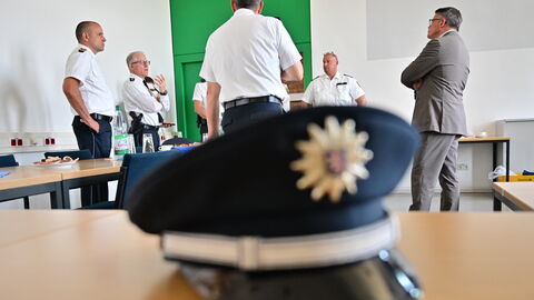 Gespräche mit Einsatzkräften standen auch auf dem Programm des Montags.