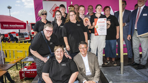 Ministerpräsident Boris Rhein mit den Siegern der 5. Hessischen Fleischwurstmeisterschaft.