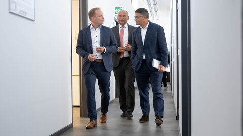 Oberstaatsanwalt Dr. Benjamin Krause, kommissarischer Leiter der ZIT mit Justizminister Roman Poseck und Ministerpräsident Boris Rhein während des Besuchs der Zentralstelle.