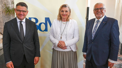 Hessens Ministerpräsident Boris Rhein, die Landesbeauftragte für Heimatvertriebene und Spätaussiedler, Margarete Ziegler-Raschdorf, und der Landesvorsitzende des Bundes der Vertriebenen, Siegbert Ortmann