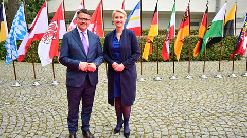 Begrüßung von Ministerpräsidentin Manuela Schwesig (rechts) durch den Hessischen Ministerpräsidenten Boris Rhein (links)