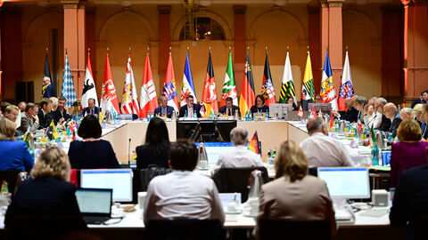 Zu Beginn der gemeinsamen Beratungen der Regierungschefinnen und Regierungschefs der Länder am Freitag im Festsaal des Gesellschaftshaus Palmengarten