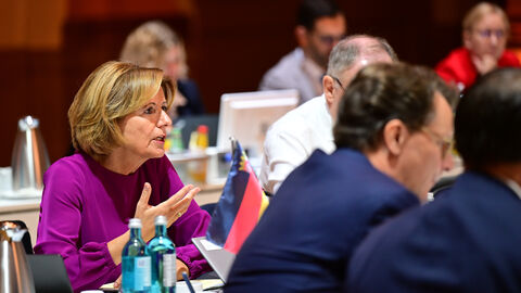 Zu Beginn der gemeinsamen Beratungen der Regierungschefinnen und Regierungschefs der Länder am Freitag im Festsaal des Gesellschaftshaus Palmengarten