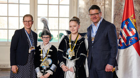 Ministerpräsident Boris Rhein und seine Frau Tanja Raab-Rhein empfangen im Schloss Biebrich Prinz Ben-Lias I. und Prinzessin Philomena I. vom Faschingsclub Ulfa e.V.; Ben-Lias Zinnel, Philomena Wilkens
