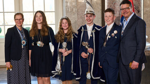 Ministerpräsident Boris Rhein und seine Frau Tanja Raab-Rhein empfangen im Schloss Biebrich in Wiesbaden Prinzessin Paula I. von Hüh und Hott und Prinz Phillip I. von und zu TSV mit Hofdame Carina und Hofmarschall Nicklas vom CCH Carneval Club Höchst e.V.; Paula Wentzky, Phillip Pfannmüller, Carina Wiesner und Nicklas Glenz.