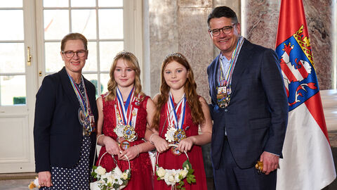 Ministerpräsident Boris Rhein und seine Frau Tanja Raab-Rhein empfangen im Schloss Biebrich in Wiesbaden Kinderprinzessin Lia I. und Kinderprinzessin Emely I. vom Niester Carnevals Club Rot-Weiß; Lia Brehm, Emely Kessler