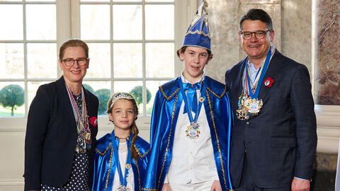 Ministerpräsident Boris Rhein und seine Frau Tanja Raab-Rhein empfangen im Schloss Biebrich in Wiesbaden Kinderprinz Emil I. und Kinderprinzessin Melissa I. vom Narrenclub Wirbelau; Emil Meuser, Melissa Heil 