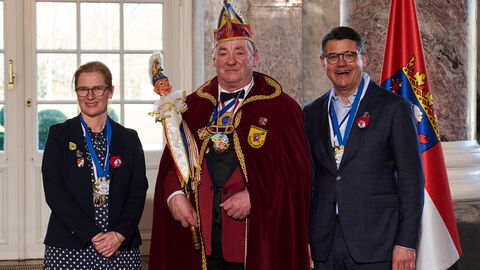 Ministerpräsident Boris Rhein und seine Frau Tanja Raab-Rhein empfangen im Schloss Biebrich in Wiesbaden Jochen I. „besenschwingender Fürst aus dem Herzogtum der Derngemer Waldsiedlung und geliebter Herrscher über Garten und Gewässer“ vom Karnevalszug-Verein Maintal e.V.; Jochen Pospiech