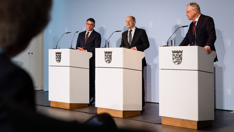 Pressekonferenz mit Bundeskanzler Scholz (Mitte), Ministerpräsident Rhein (links) und Ministerpräsident Weil (rechts) im Anschluss an die Ministerpräsidentenkonferenz in Berlin und das Gespräch mit dem Bundeskanzler zur Flüchtlingspolitik
