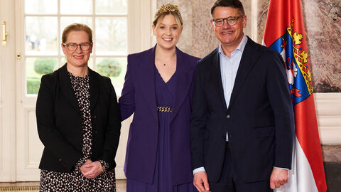 Ministerpräsident Boris Rhein empfängt gemeinsam mit seiner Frau Tanja Raab-Rhein die Rheingauer Weinkönigin Viktoria im Wiesbadener Schloss Biebrich; Viktoria Wolf.