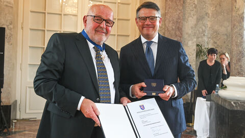 Ministerpräsident Boris Rhein überreichte Erich Lindner den Hessischen Verdienstorden.