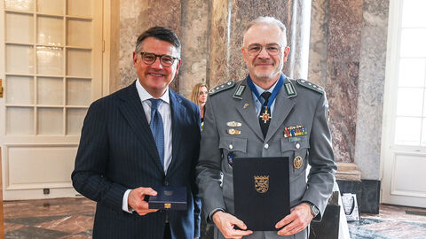 Ministerpräsident Boris Rhein überreichte Oberst Siegfried Zeyer den Hessischen Verdienstorden. 