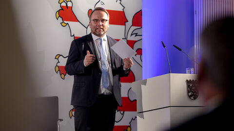 Minister Gremmes begrüßt das Publikum.