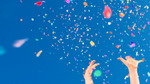 Buntes Konfetti vor blauem Himmel