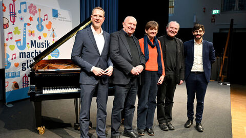 Kultur-Staatssekretär Christoph Degen, Michael Eberhardt (Landesvorsitzender des Verbandes deutscher Musikschulen Hessen), Hildegard Förster-Heldmann (Sprecherin für Kunst und Kultur der GRÜNEN Landtagsfraktion Hessen und stellvertretende Fraktionsvorsitzende), Dr. Hans-Joachim Rieß (Geschäftsführer des Verbandes deutscher Musikschulen in Hessen, Landesverband Hessen e.V.) und Bijan Kaffenberger (wissenschafts- und digitalpolitischer Sprecher der SPD-Fraktion Hessen).
