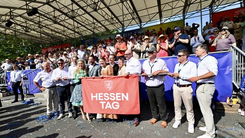 Der Hessische Ministerpräsident Boris Rhein und Fuldas Oberbürgermeister Dr. Heiko Wingenfeld sowie das Hessentagspaar der Stadt Fulda, Vera und Max Dudyka, übergeben die Hessentagsfahne an das Idsteiner Hessentagspaar, Anna-Lena und Thiemo Hagen, und Idsteins Bürgermeister Christian Herfurth.