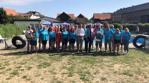 Staatsminister Wintermeyer beim Besuch des Dorfbads in Lingelbach