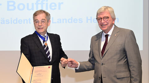 Ministerpräsident Volker Bouffier hat dem scheidenden Präsidenten des Hessischen Industrie- und Handelskammertages, Eberhard Flammer, den Hessischen Verdienstorden verliehen.