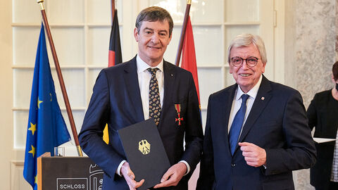 Bekam vom Hessischen Ministerpräsidenten Volker Bouffier den Verdienstorden der Bundesrepublik Deutschland ausgehändigt: Dr. Rainer Langner aus Gießen.