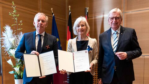 Der Moderator und Journalist Johannes B. Kerner bekam vom Hessischen Ministerpräsidenten Volker Bouffier das Verdienstkreuz 1. Klasse des Verdienstordens der Bundesrepublik Deutschland ausgehändigt. Zudem wurde Professorin Marlies Mosiek-Müller der Hessische Verdienstorden von Volker Bouffier verliehen.