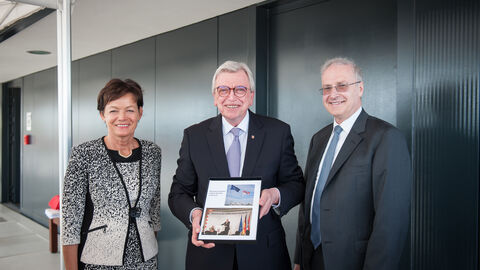 Europaministerin Lucia Puttrich, Ministerpräsident Volker Bouffier und der Leiter der Vertretung des Landes Hessen bei der Europäischen Union, Friedrich von Heusinger. 