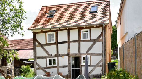 Das Tagelöhnerhaus in Marburg: Ein hübsches, leicht schiefes Fachwerkhäuschen mit Garten