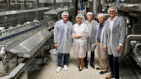 v.l.n.r.: Bürgermeister Sebastian Wysocki, Europaministerin Lucia Puttrich, MdL Tobias Utter, Hassia Seniorchef Günter Hinkel und Stefan Müller, Geschäftsführer Marketing HassiaGruppe